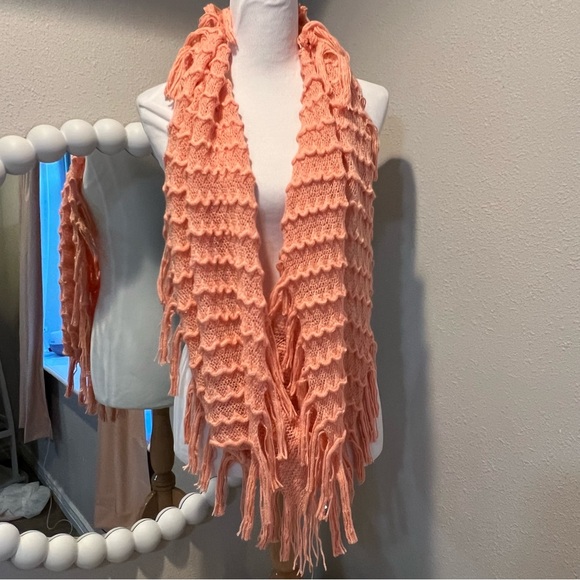 INFINITY SCARF chunky knit peachy orange fringe like new condition tiny sequins - Picture 3 of 8
